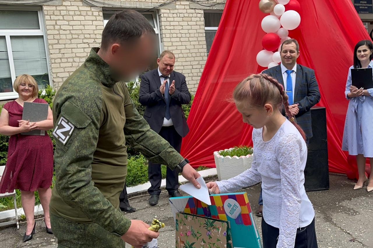 Военный из Предгорного округа вручил подарок школьнице